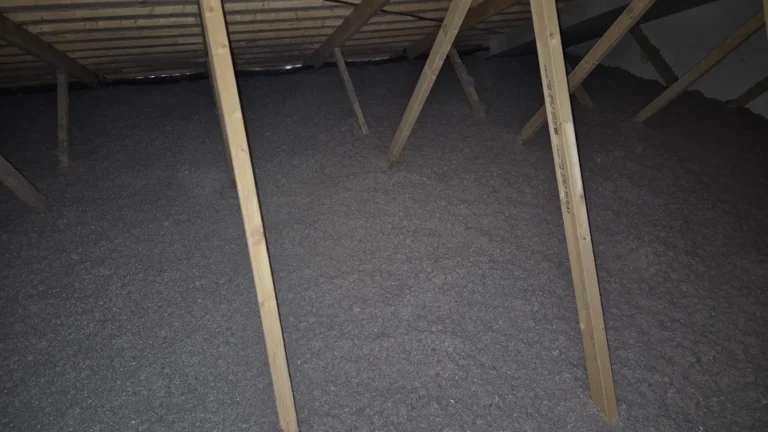 Papiruldsisolering på loft